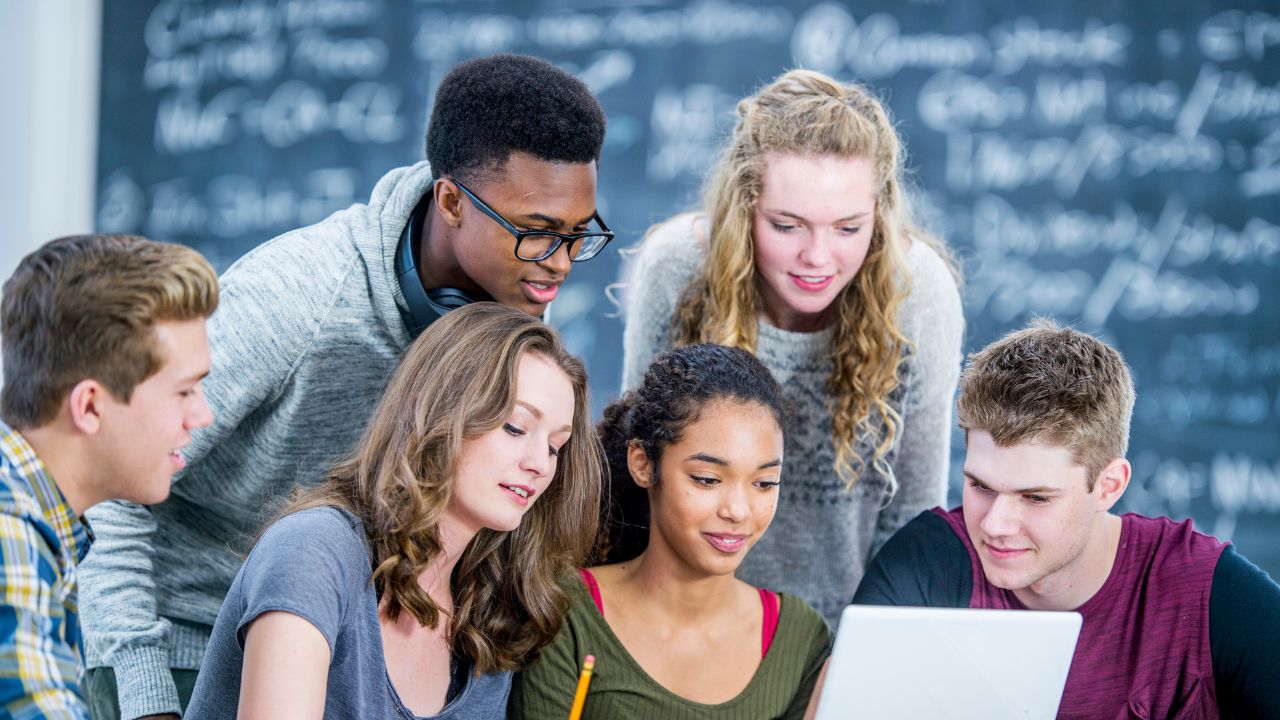 100+ Extracurricular Activities to Make the Most of Your High School Years